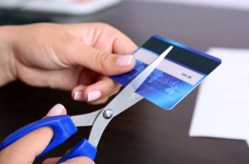 Bukan Digunting! Ini Cara Menutup Kartu Kredit yang Benar untuk Cegah Tagihan Siluman