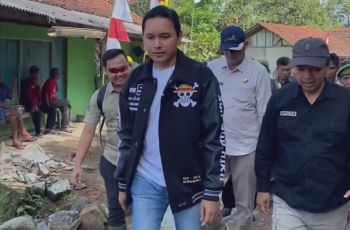 Ramai Isu Pelarangan, Bupati Cianjur Viral Pakai Jaket One Piece Saat Cek Jalan Rusak