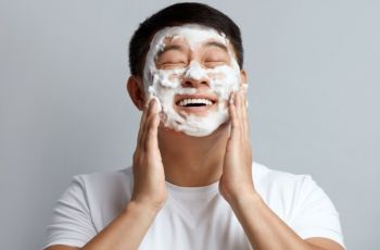 Muka Kusam Habis Olahraga? Ini 4 Sabun Muka Cowok yang Ampuh Angkat Keringat dan Debu