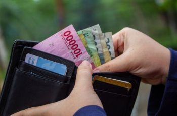 Gaji Cuma Numpang Lewat? 7 Tanda Bahaya Keuangan Ini Sinyal Kamu di Tepi Jurang 'Turun Kasta'