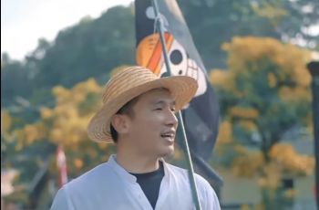 Aparat Dibuat Kicep! Ustad Felix Siauw Kibarkan Bendera One Piece Sambil Ngomong Keadilan