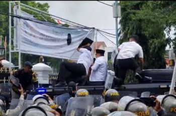 Bupati Pati Minta Maaf Malah Kena Hujan Sandal dan Botol, Netizen: Betah Isin Tenan!