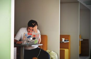 Sering Sakit, Ngantukan, Hingga Mudah Marah? Kenali Ciri-ciri Burnout yang Bikin Gak Produktif Kerja