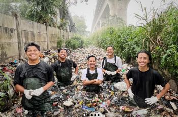 Lagi Bersihin Sungai, Pandawara Group Malah Nemu Paket Santet Isi Celana Dalam!