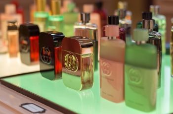 Biar Nggak Bau Asem di Kantor: 4 Parfum Tahan Lama yang Aman Buat Ruangan Ber-AC