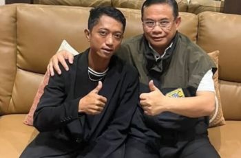 Inisiator Demo Pati Tiba-tiba Foto Akrab Sambil Acung Jempol Bareng Bupati, Ada Apa Nih?