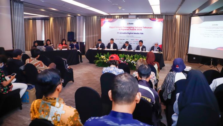 Komisaris Utama PT Arkadia Digital Media Tbk Stephen Kurniawan Sulistyo (tengah), Komisaris Iwa Sukresno Karunia (dua dari kiri), Komisaris Independen Ariyo Ali Suprapto (kiri), Direktur Utama Suwarjono (dua dari kanan), Direktur Popi Puspitasari, saat pelaksanaan Rapat Umum Pemegang Saham Tahunan (RUPST) Perseroan di Hotel Kimaya Slipi, Jakarta, Jumat (12/6/2026).
